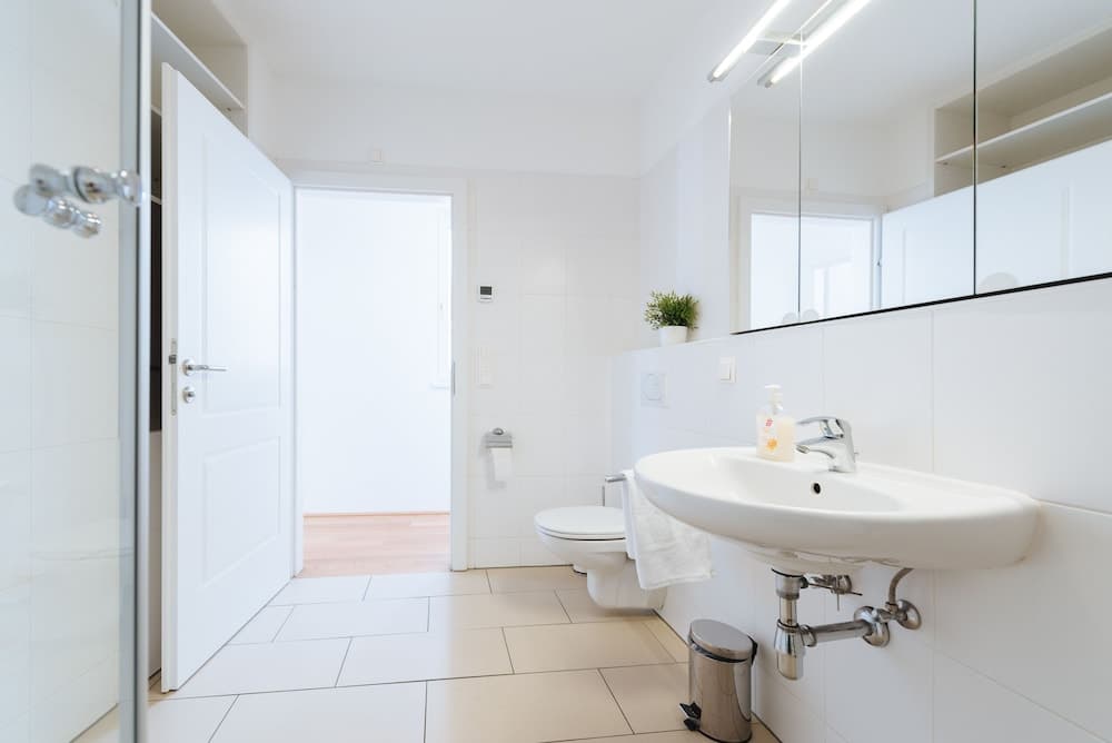 Deep soaking bathtub
